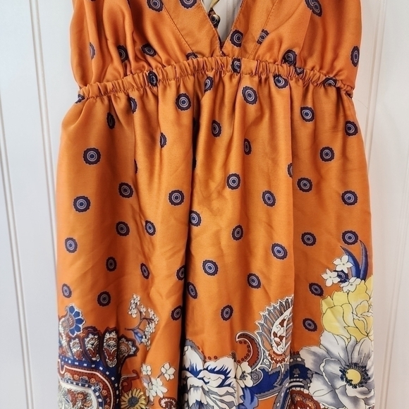 KLd-Signature backless w/thin criss cross straps on back. Deep v-neck Vibrant - Picture 7 of 14